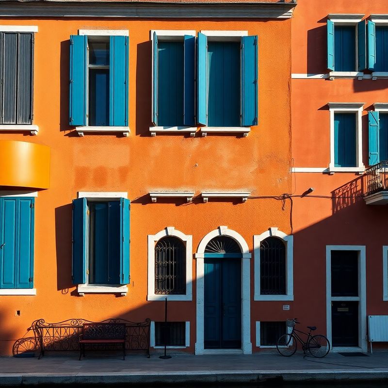 Facciata di un edificio veneziano affacciato sul canale con persiane azzurre
